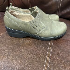 INGARO CLAIRE Womens size 8.5M Olive GREEN SlipOn Mule Clogs SLIP‎ RESISTANT